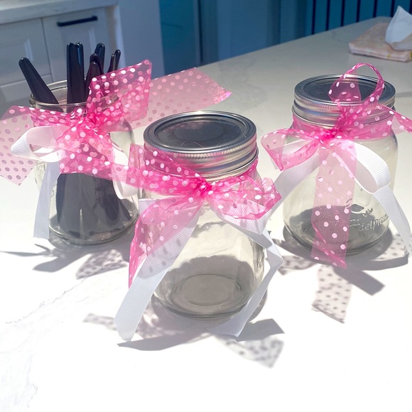 Box of Mini mouse birthday party decorations - Picture 3 of 9